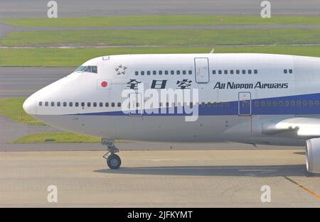 UM die Jahrhundertwende in Tokio begann ANA, die hochdichten Jumbo Jets auf Inlandsstrecken durch die moderne Boeing 777-300 zu ersetzen. Haneda JP Stockfoto