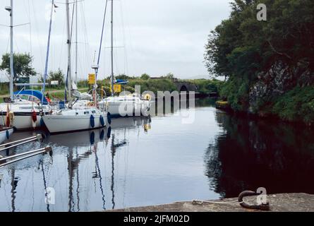 Yachten im Crinan Basin am Crinan Canal, Argyll und Bute, Schottland. Stockfoto