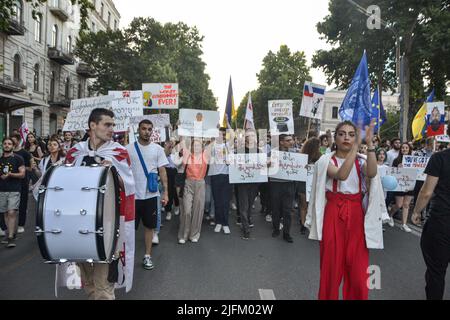 Tiflis, Georgien. 03.. Juli 2022. Studenten marschieren in Richtung des georgischen Parlaments, halten Plakate und eine Trommel, die während der Demonstration ihre Meinung ausdrücken. Pro-EU-Demonstranten versammelten sich in Tiflis und forderten den EU-Beitritt sowie den Rücktritt des georgischen Ministerpräsidenten und der gesamten Regierung. Kredit: SOPA Images Limited/Alamy Live Nachrichten Stockfoto