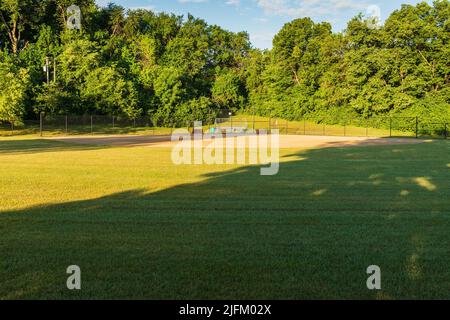 Blick in Richtung Homeplate von diesem Baseballfeld aus dem Mittelfeld Stockfoto