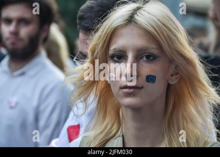 Tiflis, Georgien. 03.. Juli 2022. Eine Schülerin schaut während der Demonstration mit ihrem Gesicht auf. Pro-EU-Demonstranten versammelten sich in Tiflis und forderten den EU-Beitritt sowie den Rücktritt des georgischen Ministerpräsidenten und der gesamten Regierung. Kredit: SOPA Images Limited/Alamy Live Nachrichten Stockfoto