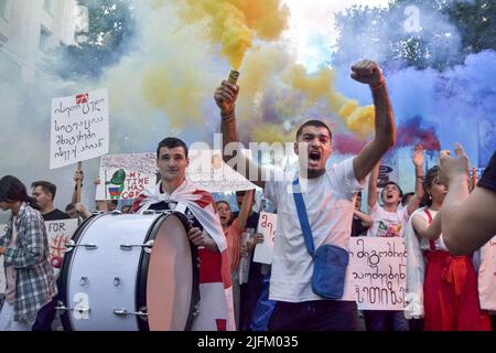 Tiflis, Georgien. 03.. Juli 2022. Während der Demonstration marschieren die Studenten in Richtung des georgischen Parlaments, während sie Rauchflackern und eine Trommel halten. Pro-EU-Demonstranten versammelten sich in Tiflis und forderten den EU-Beitritt sowie den Rücktritt des georgischen Ministerpräsidenten und der gesamten Regierung. Kredit: SOPA Images Limited/Alamy Live Nachrichten Stockfoto