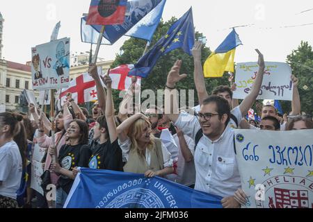 Tiflis, Georgien. 03.. Juli 2022. Studenten marschieren auf das georgische Parlament zu, während sie während der Demonstration ein Transparent halten, auf dem ihre Meinung zum Ausdruck kommt. Pro-EU-Demonstranten versammelten sich in Tiflis und forderten den EU-Beitritt sowie den Rücktritt des georgischen Ministerpräsidenten und der gesamten Regierung. Kredit: SOPA Images Limited/Alamy Live Nachrichten Stockfoto