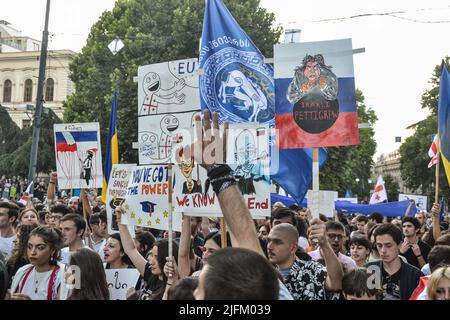 Tiflis, Georgien. 03.. Juli 2022. Studenten marschieren auf das georgische Parlament zu, während sie während der Demonstration Plakate halten, auf denen ihre Meinung zum Ausdruck kommt. Pro-EU-Demonstranten versammelten sich in Tiflis und forderten den EU-Beitritt sowie den Rücktritt des georgischen Ministerpräsidenten und der gesamten Regierung. Kredit: SOPA Images Limited/Alamy Live Nachrichten Stockfoto