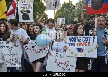 Tiflis, Georgien. 03.. Juli 2022. Studenten marschieren auf das georgische Parlament zu, während sie während der Demonstration Plakate halten, auf denen ihre Meinung zum Ausdruck kommt. Pro-EU-Demonstranten versammelten sich in Tiflis und forderten den EU-Beitritt sowie den Rücktritt des georgischen Ministerpräsidenten und der gesamten Regierung. Kredit: SOPA Images Limited/Alamy Live Nachrichten Stockfoto