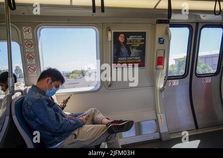 San Francisco, Usa. 03.. Juli 2022. Die Leute sitzen im BART-Zug. BART ist einer der wichtigsten öffentlichen Transits in der San Francisco Bay Area und verbindet San Francisco mit den umliegenden Städten. Der vollständige Name der BART lautet Bay Area Rapid Transit. Vor Covid-19 war die BART sehr voll, aber jetzt ist sie nicht mehr so voll wie zuvor. Kredit: SOPA Images Limited/Alamy Live Nachrichten Stockfoto