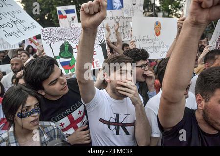 Tiflis, Georgien. 03.. Juli 2022. Studenten marschieren auf das georgische Parlament zu, während sie während der Demonstration Parolen rufen. Pro-EU-Demonstranten versammelten sich in Tiflis und forderten den EU-Beitritt sowie den Rücktritt des georgischen Ministerpräsidenten und der gesamten Regierung. Kredit: SOPA Images Limited/Alamy Live Nachrichten Stockfoto