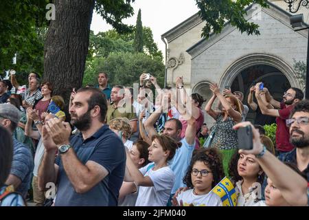 Tiflis, Georgien. 03.. Juli 2022. Die Demonstranten sahen während der Demonstration applaudierende Studenten, die auf das Parlament zumarschierten. Pro-EU-Demonstranten versammelten sich in Tiflis und forderten den EU-Beitritt sowie den Rücktritt des georgischen Ministerpräsidenten und der gesamten Regierung. Kredit: SOPA Images Limited/Alamy Live Nachrichten Stockfoto