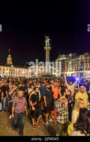 Tiflis, Georgien. 03.. Juli 2022. Während der Demonstration marschieren Demonstranten in Richtung des Zentralbüros der Regierungspartei. Pro-EU-Demonstranten versammelten sich in Tiflis und forderten den EU-Beitritt sowie den Rücktritt des georgischen Ministerpräsidenten und der gesamten Regierung. Kredit: SOPA Images Limited/Alamy Live Nachrichten Stockfoto