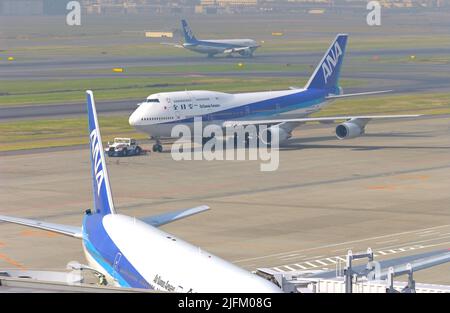 UM die Jahrhundertwende in Tokio begann ANA, die hochdichten Jumbo Jets auf Inlandsstrecken durch die moderne Boeing 777-300 zu ersetzen. Haneda JP Stockfoto