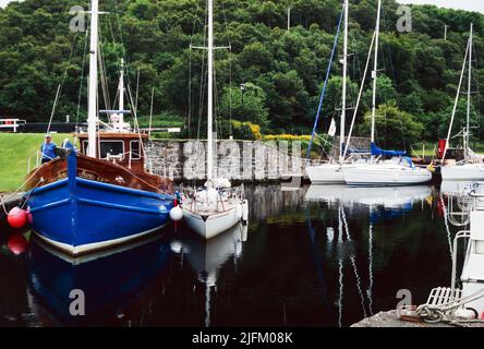 Yachten und Fischerboote im Crinan Basin am Crinan Canal, Argyll and Bute, Schottland. Stockfoto