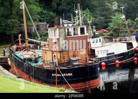 Kugelfisch- und Fischerboot im Crinan Basin am Crinan Canal, Argyll & Bute, Schottland Stockfoto