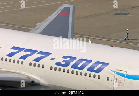 UM die Jahrhundertwende in Tokio begann ANA, die hochdichten Jumbo Jets auf Inlandsstrecken durch die moderne Boeing 777-300 zu ersetzen. Haneda JP Stockfoto