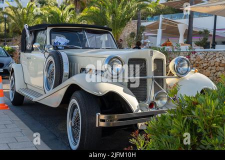 Cala d'Or, Spanien; 25 2022. juni: Weißes Beauford-Auto, geparkt im luxuriösen Hafen der mallorquinischen Stadt Cala d'Or, Spanien Stockfoto