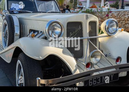 Cala d'Or, Spanien; 25 2022. juni: Weißes Beauford-Auto, geparkt im luxuriösen Hafen der mallorquinischen Stadt Cala d'Or, Spanien Stockfoto