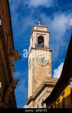 Blick auf das historische Zentrum von Pisa mit altem Uhrenturm und Wolken Stockfoto