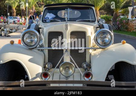 Cala d'Or, Spanien; 25 2022. juni: Weißes Beauford-Auto, geparkt im luxuriösen Hafen der mallorquinischen Stadt Cala d'Or, Spanien Stockfoto