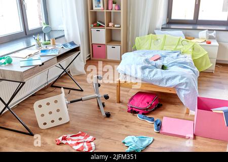 Chaotisch Haus oder Kinderzimmer mit verstreuten Sachen Stockfoto