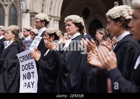 Vor den Royal Courts of Justice in London versammeln sich die Baristers der Strafverteidigung, um die laufenden Maßnahmen der Criminal Bar Association (CBA) zu unterstützen, die gegen die von der Regierung festgelegten Gebühren für Rechtshilfeanfechtungen eingeleitet wurden. Bilddatum: Montag, 4. Juli 2022. Stockfoto