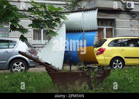 Kiew, Ukraine 14. Juni 2021: Denkmal Schiff mit Segeln auf dem Rasen in der Gras-Straße Dekoration Stockfoto