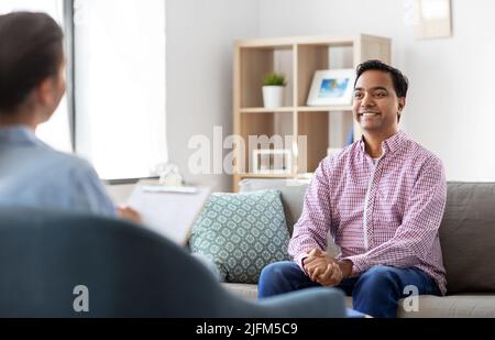 Mann und Psychologe bei der Psychotherapiesitzung Stockfoto