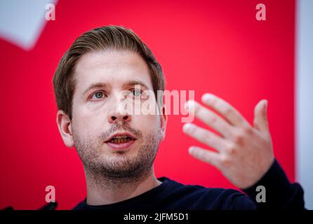 Berlin, Deutschland. 04.. Juli 2022. Kevin Kühnert, SPD-Generalsekretär, hält nach den Ausschusssitzungen seiner Partei eine Pressekonferenz ab. Quelle: Kay Nietfeld/dpa/Alamy Live News Stockfoto