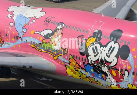 Der JAL Jumbo Jet zum Gedenken an Mikey Mouse und Disney World wurde auf Inlandsstrecken in Japan, Tokio, geplant.Haneda JP Stockfoto
