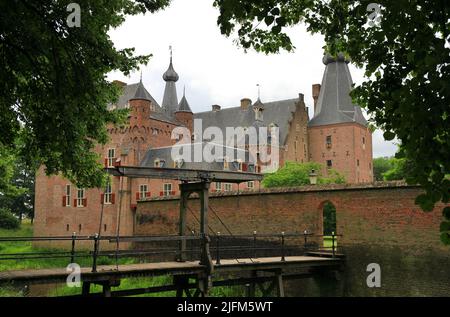 Doorwerth, Niederlande - 26. Juni 2022: Besuch der Burg Doorwerth in den Rheinauen in der Nähe des Dorfes Doorwerth. Stockfoto