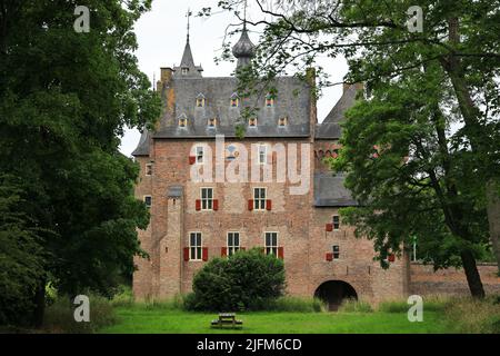 Doorwerth, Niederlande - 26. Juni 2022: Besuch der Burg Doorwerth in den Rheinauen in der Nähe des Dorfes Doorwerth. Stockfoto