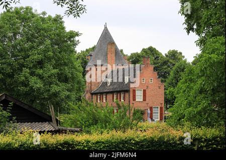 Doorwerth, Niederlande - 26. Juni 2022: Besuch der Burg Doorwerth in den Rheinauen in der Nähe des Dorfes Doorwerth. Stockfoto