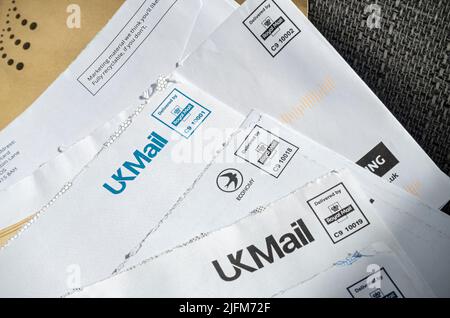 Nahaufnahme eines Stapels gebrauchter UKMail Royal Mail frankierter Briefumschläge Umschläge England Vereinigtes Königreich GB Großbritannien Stockfoto