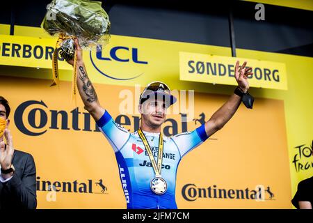 Sonderborg, Dänemark. 03.. Juli 2022. Dylan Groenewegen vom Team BikeExchange-Jayco wurde auf dem Podium als Sieger der Etappe 3 der Tour de France 2022 ausgezeichnet. (Foto: Gonzales Photo/Alamy Live News Stockfoto