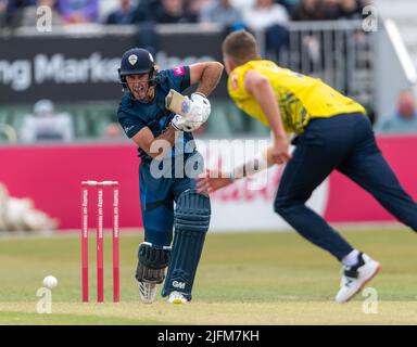 Wayne Madsen klatterte während eines T20 Blast-Spiels zwischen Derbyshire Falcons und Durham um die Falcons Stockfoto