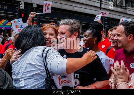 Der Vorsitzende der Arbeiterpartei Keir Starmer und die Schattenkanzlerin Angela Rayner umarmen einen Teilnehmer an der Pride in London Parade, Central London, Samstag, 2. Juli 2022