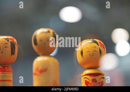 Traditionelle japanische alte Kokeshi-Puppen aus Holz Stockfoto