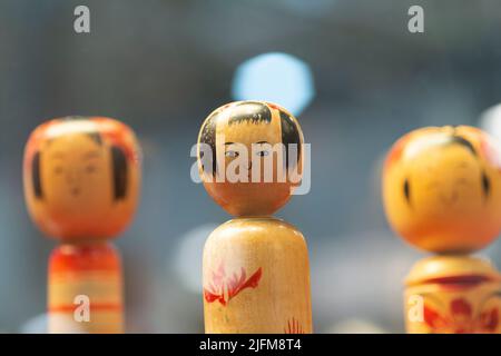 Traditionelle japanische alte Kokeshi-Puppen aus Holz Stockfoto