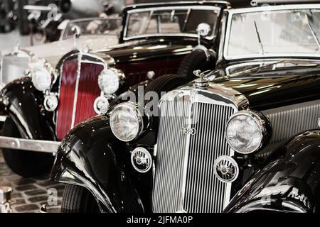 MOSCOW, RUSSIA 04.06.2022 Moscow - Vintage Retro Auto Horch und Scheinwerfer. Stockfoto