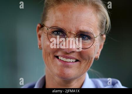 Aktenfoto vom 15-06-2022 von der englischen Managerin Sarina Wiegman. Um die Suche dieses Sommers zu überwachen, hat der Fußballverband den Manager geholt, der die Holländer zu ihrem Triumph von 2017 und dann zum WM-Finale zwei Jahre später führte - und Sarina Wiegmans Zeit als England-Chefin war bisher sicherlich ermutigend. Ausgabedatum: Montag, 4. Juli 2022. Stockfoto