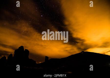 Viele Sterne am Nachthimmel mit Wolken Stockfoto