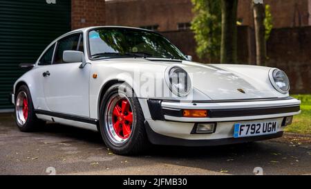 1988 Porsche 911 Carrera ‘F792 UGM’ auf der Juni-Scramble im Bicester Heritage Center am 19.. Juni 2022 zu sehen Stockfoto