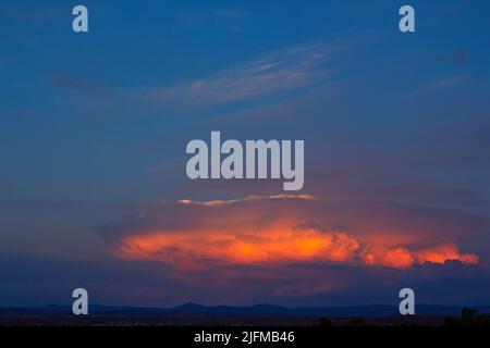 Eine riesige orangene Sturmwolke über der Wüste. Stockfoto