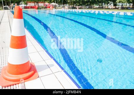 Schwimmbad-Reparatur - Sicherheit-Kegel am Rand Stockfoto