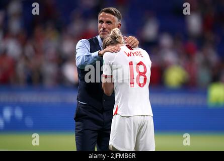 Aktenfoto vom 02-07-2019 von Englands Cheftrainer Phil Neville (links) und Ellen White nach dem letzten Pfiff. In den Jahren 1984 und 2009 waren England zweimal die Vizemeister der Euros, während ihr bester Weltcup-Abschluss 2015 in Kanada auf dem dritten Platz lag. Das war der erste in einer Reihe von aufeinanderfolgenden Durchläufen bis zum Halbfinale bei den letzten drei großen Turnieren - sowohl bei der Euro 2017 als auch bei der Weltmeisterschaft 2019 in Frankreich verloren sie in den letzten vier an die Teams, die die Trophäe übernahmen, Die Niederlande und die Vereinigten Staaten. Ausgabedatum: Montag, 4. Juli 2022. Stockfoto