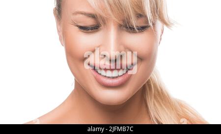 Frau lacht mit geschlossenen Augen. Foto auf weißem Hintergrund. Nahaufnahme Stockfoto