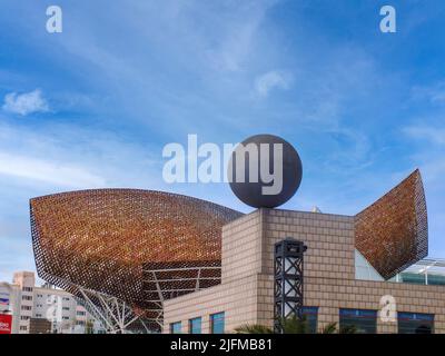 Die Kugelskulptur von Frank Gehry vor der Fischskulptur für das Olympische Dorf am Port Olimpic Marina in Barcelona, Spanien, berühmter Peix, Goldfisch Stockfoto