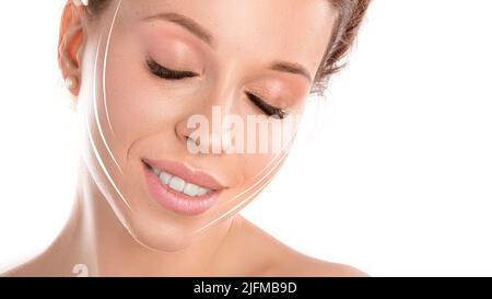 Nahaufnahme einer lächelnden Frau mit geschlossenen Augen und Linien im Gesicht. Anheben der Stirnseite. Konzept für kosmetische Verfahren. Stockfoto