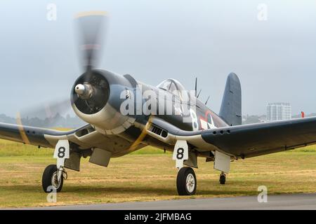 Ein Corsair aus dem Jahr F4U, ein amerikanisches Kampfflugzeug von WW2, auf einer Flugschau am Boden Stockfoto