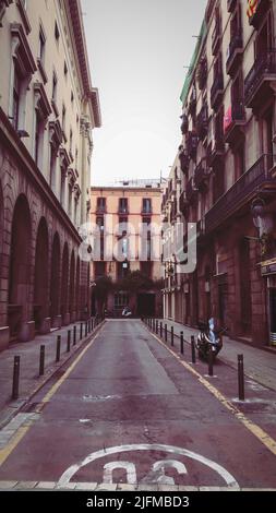 Vintage Retro Style Alley in Barcelona, Spanien, Alte leere schmale Straße mit Motorrad in Katalonien, Vintage Street Foto. Stockfoto