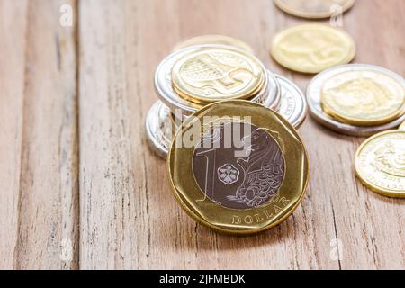 Nahaufnahme Singapur-Dollar-Münzen auf dem Tisch Stockfoto