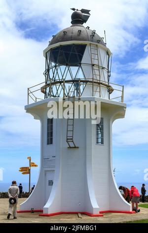 Der Leuchtturm am Cape Reinga an der äußersten Nordspitze Neuseelands, der jedes Jahr von tausenden Touristen besucht wird Stockfoto